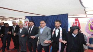 Vali Akbıyık, Kaya ailesinin düğün töreninde halay çekti