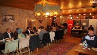 Vali Akbıyık, sanat topluluğuyla bir araya geldi