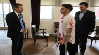 Vali Atay şampiyonu ağırladı