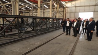 Vali Atay, vinç fabrikasındaki çalışmalara ilişkin bilgi aldı