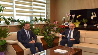 Vali Karadeniz, Manisadaki sağlık çalışmaları hakkında bilgi aldı