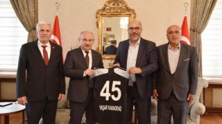 Vali Karadenize Turgutluspor forması hediye ettiler