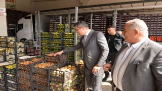 Vali Okay Memiş, meyve ve sebze toptancıları halini ziyaret etti