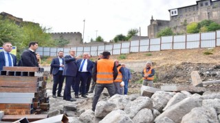 Vali Su, restorasyon çalışmaları devam eden tarihi değirmende incelemelerde bulundu