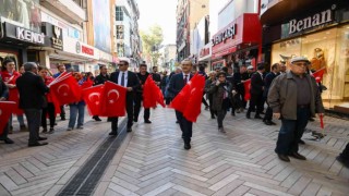 Vali Yavuz sokak sokak gezerek, onlarca Türk bayrağı dağıttı