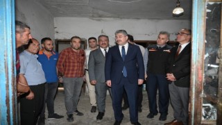 Vali Yılmaz, depremde zarar gören evlerde incelemelerde bulundu