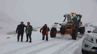 Van-Bahçesaray yolu ulaşıma kapandı, onlarca araç mahsur kaldı