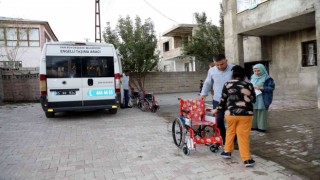 Van Büyükşehir Belediyesi tekerlekli sandalye yardımlarını sürdürüyor