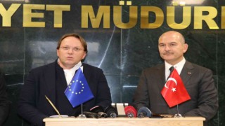 Vana gelen AB Komiseri otlu peyniri çok beğendi
