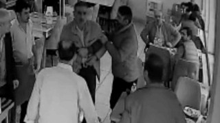 Vanda panik dolu anlar: Nefes borusuna yiyecek kaçan müşteriyi iş yeri sahibi kurtardı