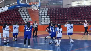 Veteran kadın basketbolcular, Amatör Spor Haftasında minik sporcularla buluştu