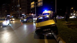 Virajı alamayan sürücü otomobiliyle refüje çıktı
