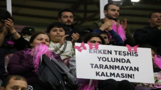Voleybol müsabakasında meme kanserine dikkat çektiler