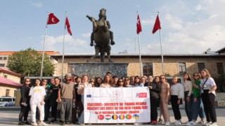 Yabancı uyruklu Erasmus öğrencileri Bayburtta çuval yarışı yaptı mendil kapmaca oynadı