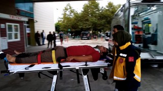 Yağışlı yolda kayan tır yamaca çarptı: 1 yaralı