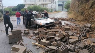 Yağmur sebebiyle yıkılan istinat duvarı otomobili hurdaya çevirdi