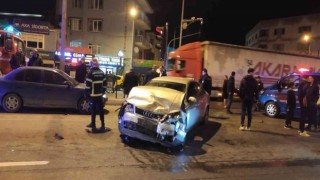 Yalova iki otomobil çarpıştı: 4 yaralı