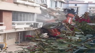 Yalovada kontrolden çıkan iş makinesi apartmana çarptı