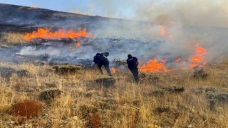 Yangında 45 dekarlık alandaki kuru otlar kül oldu