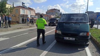 Yaya geçidinde minibüsün çarptığı bisikletli ağır yaralandı