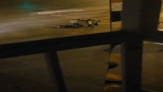 Yeni motosikleti ile kaza yapan genç kız hırsını kendisine çarpan sürücüye kaskı ile vurarak çıkardı