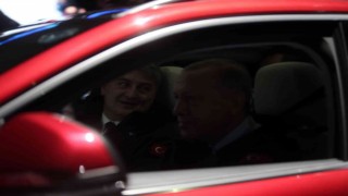 Yerli otomobil Togg banttan indi, Cumhurbaşkanı Erdoğan kullandı
