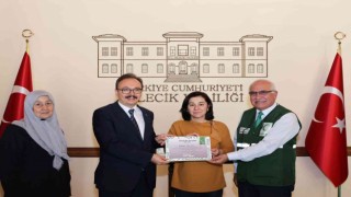 Yeşilay elçisi olan esnaflara belgelerini aldı