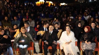 Yeşilçamın sultanı Türkan Şoray, Mezopotamya Ovasına karşı hayranlarıyla film izledi