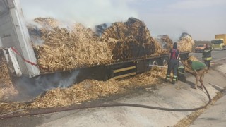 Yol kenarında yanan kuru otların ateşi seyir halindeki saman yüklü üç tırı küle çevirdi