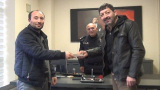 Yolda bulduğu 28 bin TLyi sahibine teslim etti