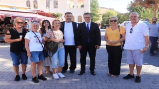Yolda gördüğü turistleri durdurup ilçeyi sordu