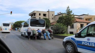 Yolda kalan otobüsün imdadına polis ekipleri yetişti