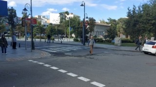 Yolun karşısına geçen kadına hafriyat kamyonu çarptı