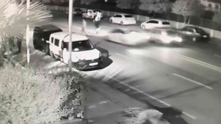 Yolun karşısına geçmek isterken otomobil çarptı: Kaza anı kamerada