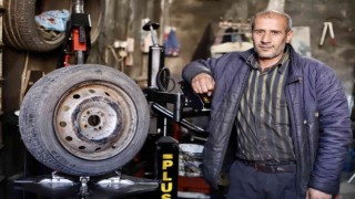 Yüksek kesimlerine kar yağan Ağrıda kış lastiği hazırlıkları erken başladı