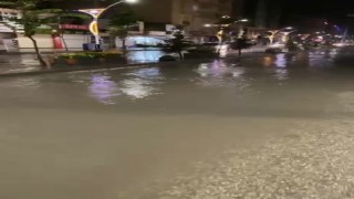 Yüksekovada aniden bastıran yağmur caddeleri göle çevirdi
