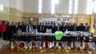 Yüksekovadaki okullara 350 bin TL değerinde spor malzemesi desteği