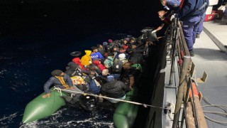 Yunanistanın ittiği 38 düzensiz göçmen kurtarıldı