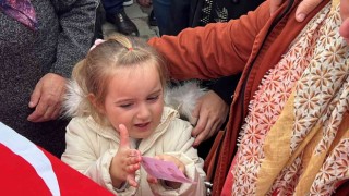 Yürekler dağlandı: Babasının fotoğrafını annesine işte böyle gösterdi