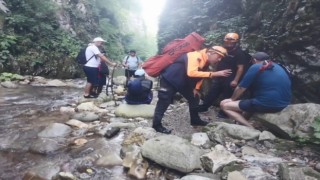 Yürüyüş için gittiği kanyonda omzu çıkan vatandaşa kurtarma operasyonu