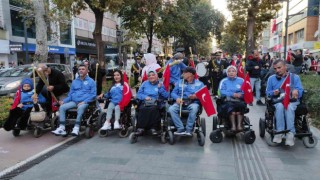 Yüzlerce izci 99 metrelik Türk bayrağını sloganlarla taşıdı