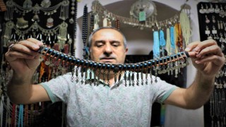 Yüzlerce yıllık eserleri 3 metrekarelik antikacı dükkanında satıyor