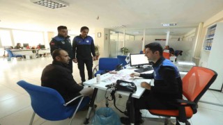 Zabıta ekipleri buldukları parayı sahibine ulaştırdı