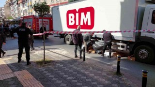 Zeytinburnunda pazardan dönen yaşlı kadın kamyonun altında kaldı