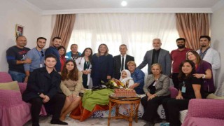 100üncü yaş gününü evde sağlıkçılar ile kutladı