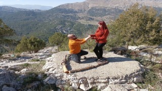 1700 rakımda odundan kalp figürünün içinde sürpriz evlilik teklifi