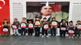 19 yıl sonra açılan okulun öğrencilerine kırtasiye desteği