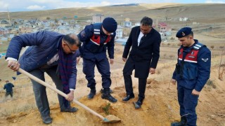 24 Kasım Öğretmenler Günü hatırasına fidanlar toprakla buluşturuldu