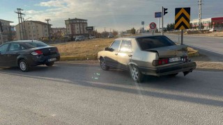 3 araca çarpıp kaçtı, düşürdüğü parçadan yakalandı