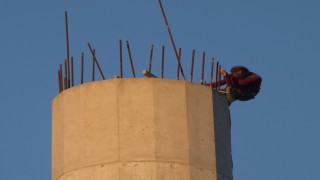 30 metrelik minaresinin tepesinde izleyenlere ecel teri döktürdü